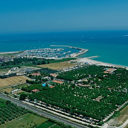 Centro Vacanze Spinnaker 假日公园 4*
